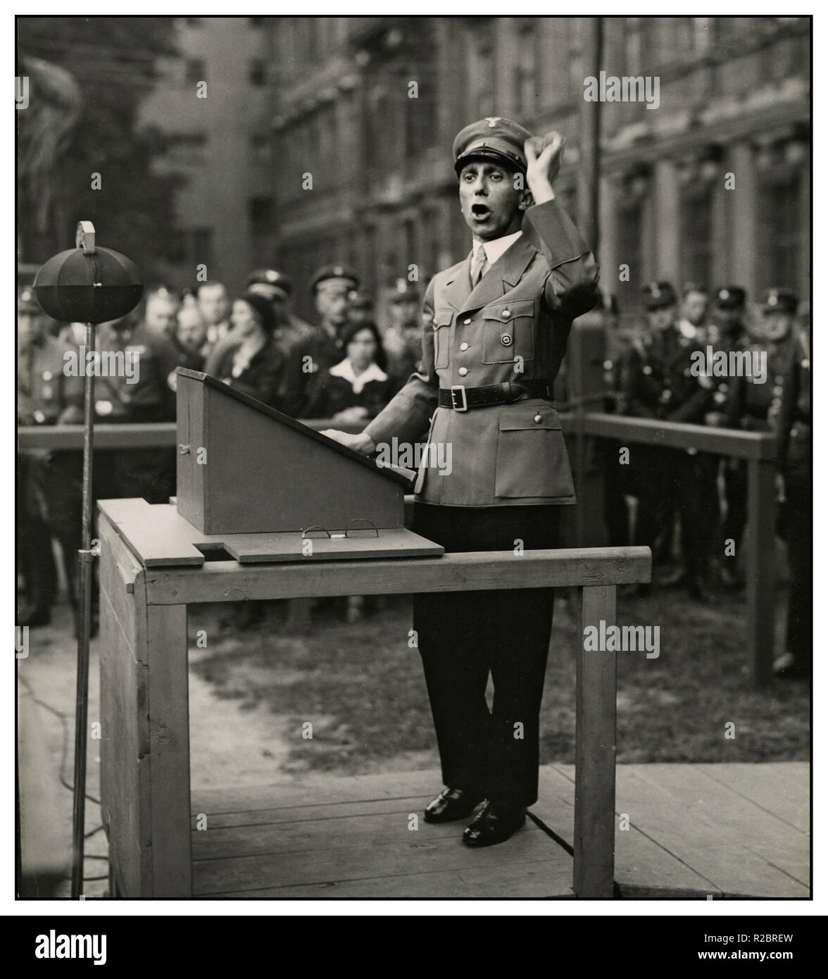 Reichsminister Goebbels 1930 discorso parla parlando a Berlino Lustgarten (l'Lustgarten piacere giardino un parco sull isola dei musei nel centro di Berlino) per SA-brigata 28 Berlino Germania Foto Stock