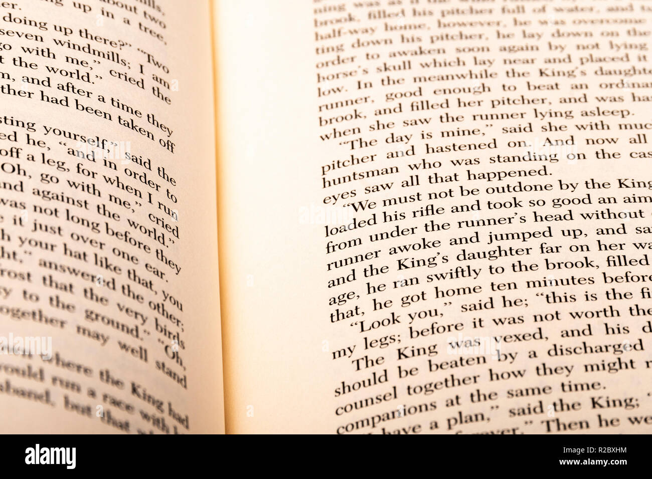 Un libro con le parole in inglese si trova aperta, che mostra porzioni di due pagine con bassa messa a fuoco e la profondità di campo. Foto Stock