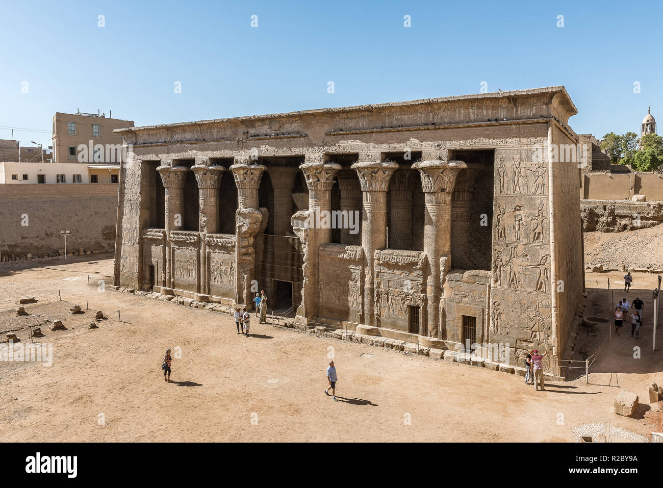 Una sala delle colonne con 24 pilastri con Lotus e palm capitelli, uno dei templi più recenti sia stata costruita dagli antichi egizi, Esna, Egitto, O Foto Stock