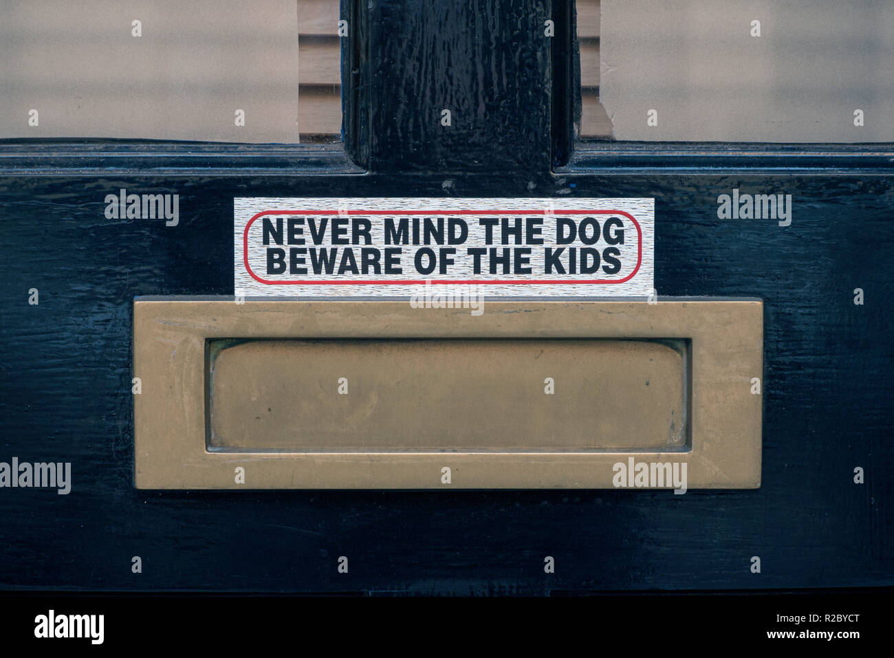 "Mai mente il cane - attenzione dei ragazzi scherzo segno di avvertimento su una porta a Stockbridge, Edimburgo, Scozia, Regno Unito. Foto Stock