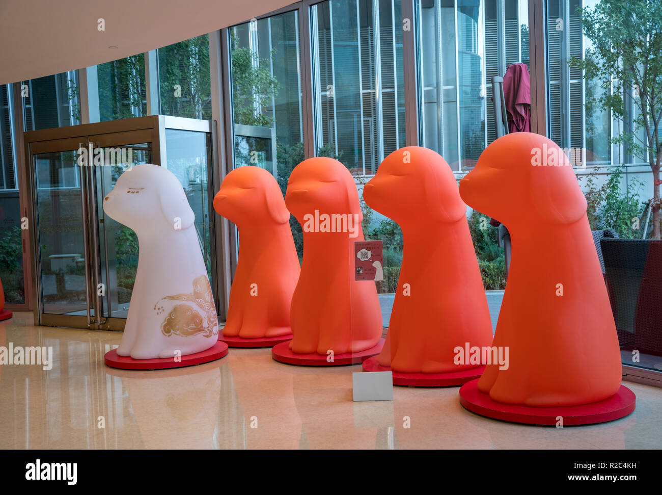 Cane in plastica forme per anno del cane in Cina Foto Stock