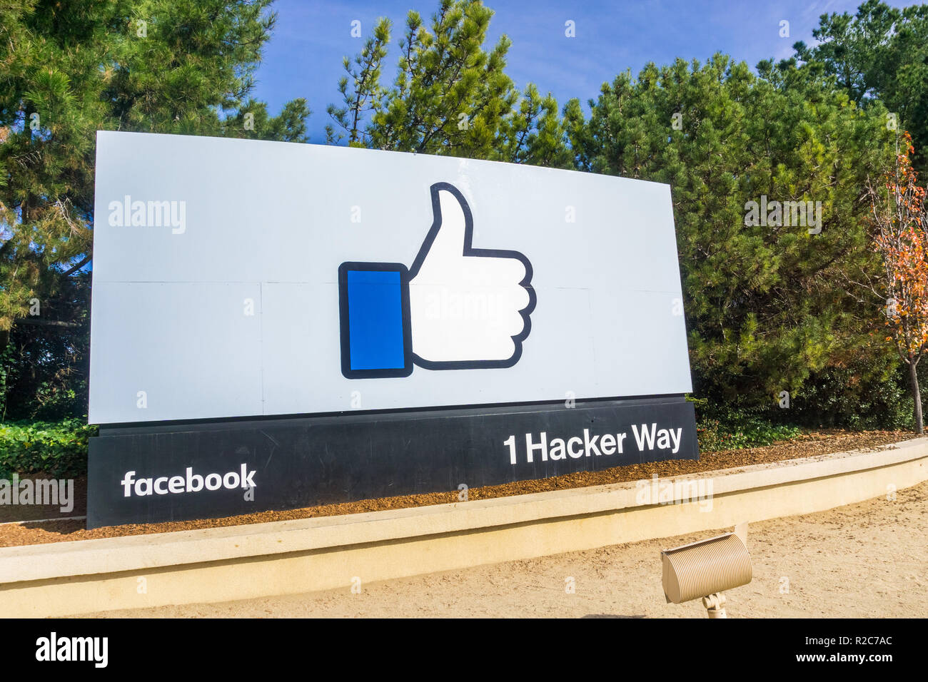 Dicembre 27, 2017 Menlo Park / CA / STATI UNITI D'AMERICA - Il Facebook Like Button segno situato all'ingresso della società sede principale si trova nel silicio Foto Stock