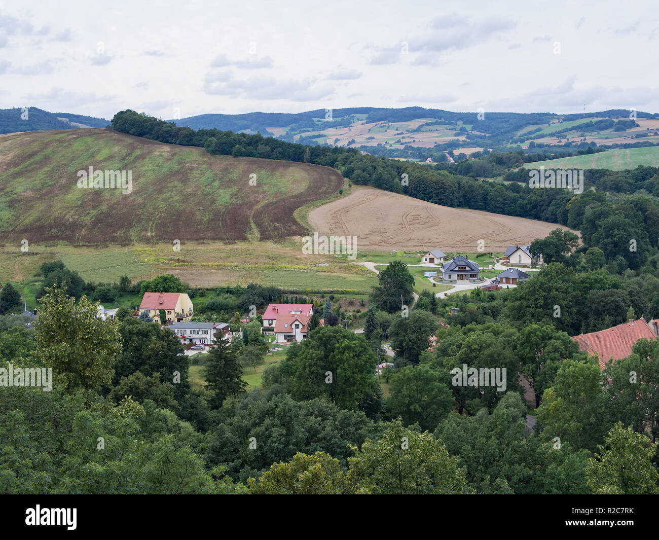 Bel paesaggio collinare con case, campo e alberi in Slesia, Polonia Foto Stock