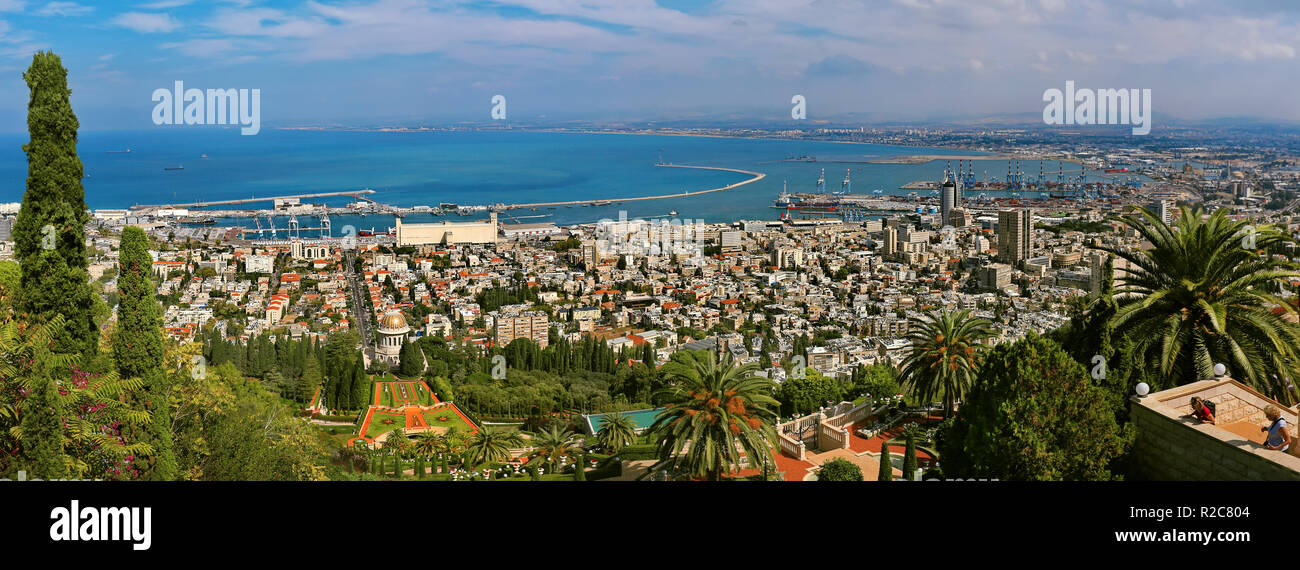 Bella vista panoramica dal Monte Carmelo per la città e il porto di Haifa, Israele. Foto Stock