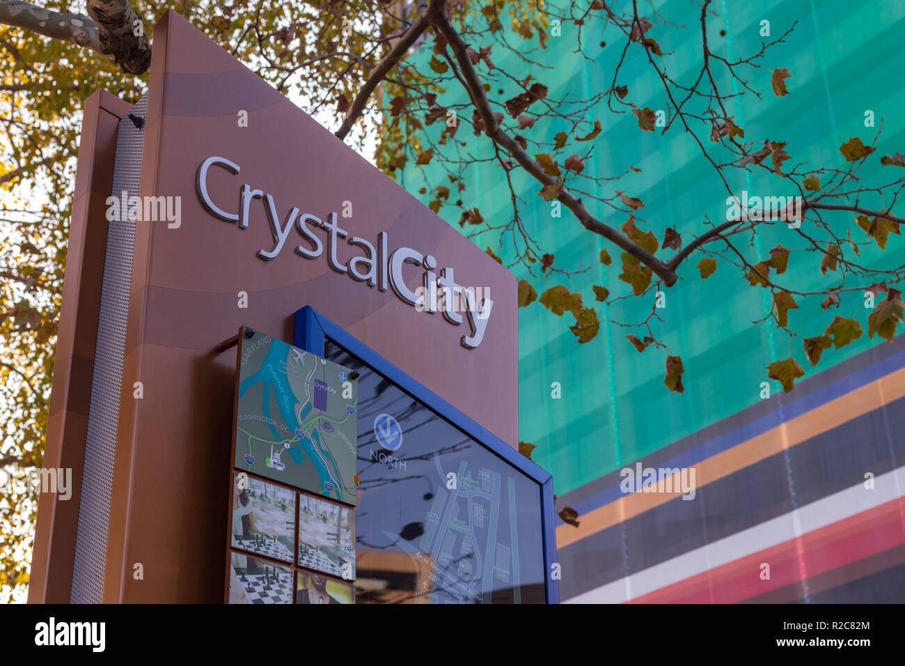 ARLINGTON, V.A. - 17 novembre 2018: Digital Signage al di fuori della metropolitana posta e edificio per uffici nella città di cristallo che forniscono indicazioni per mezzo di trasporto, Foto Stock