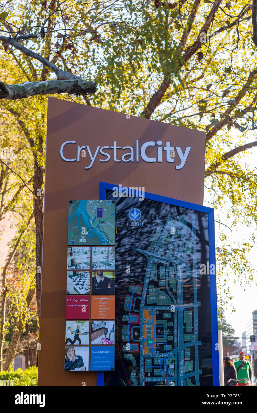 ARLINGTON, V.A. - 17 novembre 2018: Digital Signage in Crystal City fornendo indicazioni per mezzo di trasporto, negozi e imprese Foto Stock