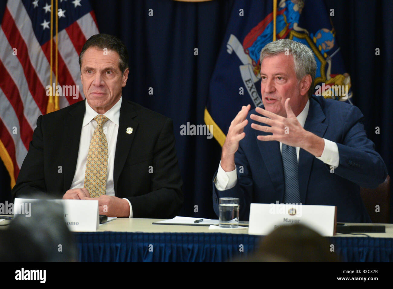 Il governatore di New York Andrew Cuomo (L) e il sindaco di New York City  Bill de Blasio (R) nel corso di una conferenza stampa che annuncia  ufficialmente Amazon per la decisione