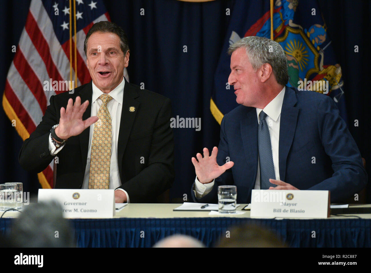 Il governatore di New York Andrew Cuomo (L) e il sindaco di New York City Bill de Blasio (R) nel corso di una conferenza stampa che annuncia ufficialmente Amazon per la decisione di ope Foto Stock