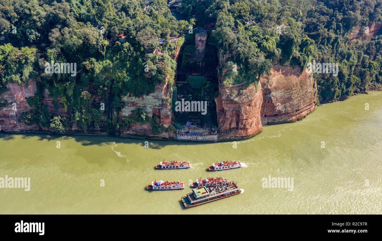 Le imbarcazioni turistiche la visualizzazione di Leshan Buddha gigante o Le Shan da Fo, Leshan, Cina Foto Stock