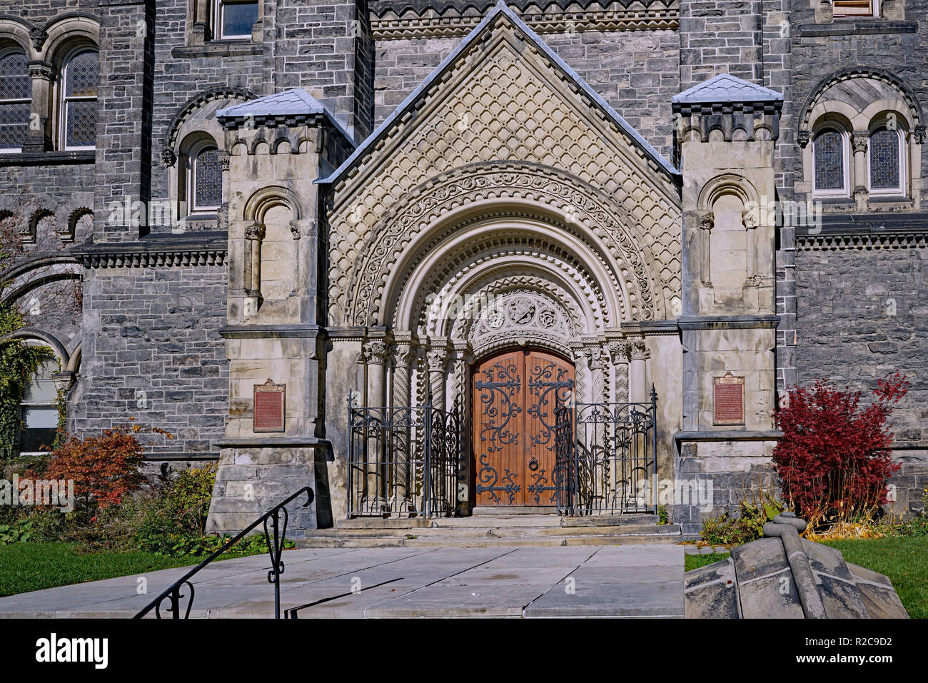 TORONTO - Novembre 2018: ornati in ingresso al University College, l'originale 1850 edificio dell'Università di Toronto. Foto Stock