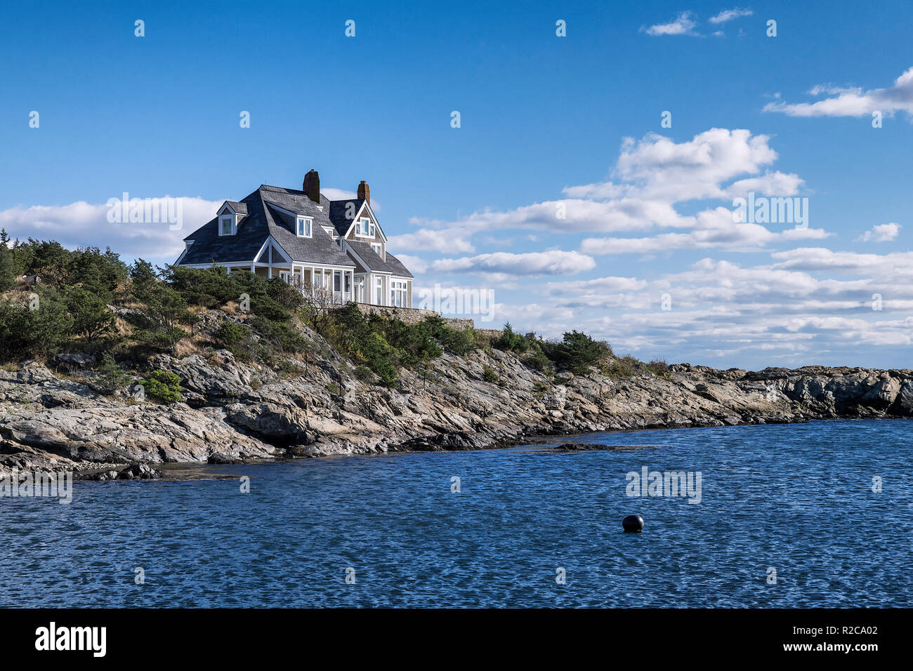 Pittoresca casa sul lungomare con vista oceano lungo Ocean Drive, Newport, Rhode Island, Stati Uniti d'America. Foto Stock