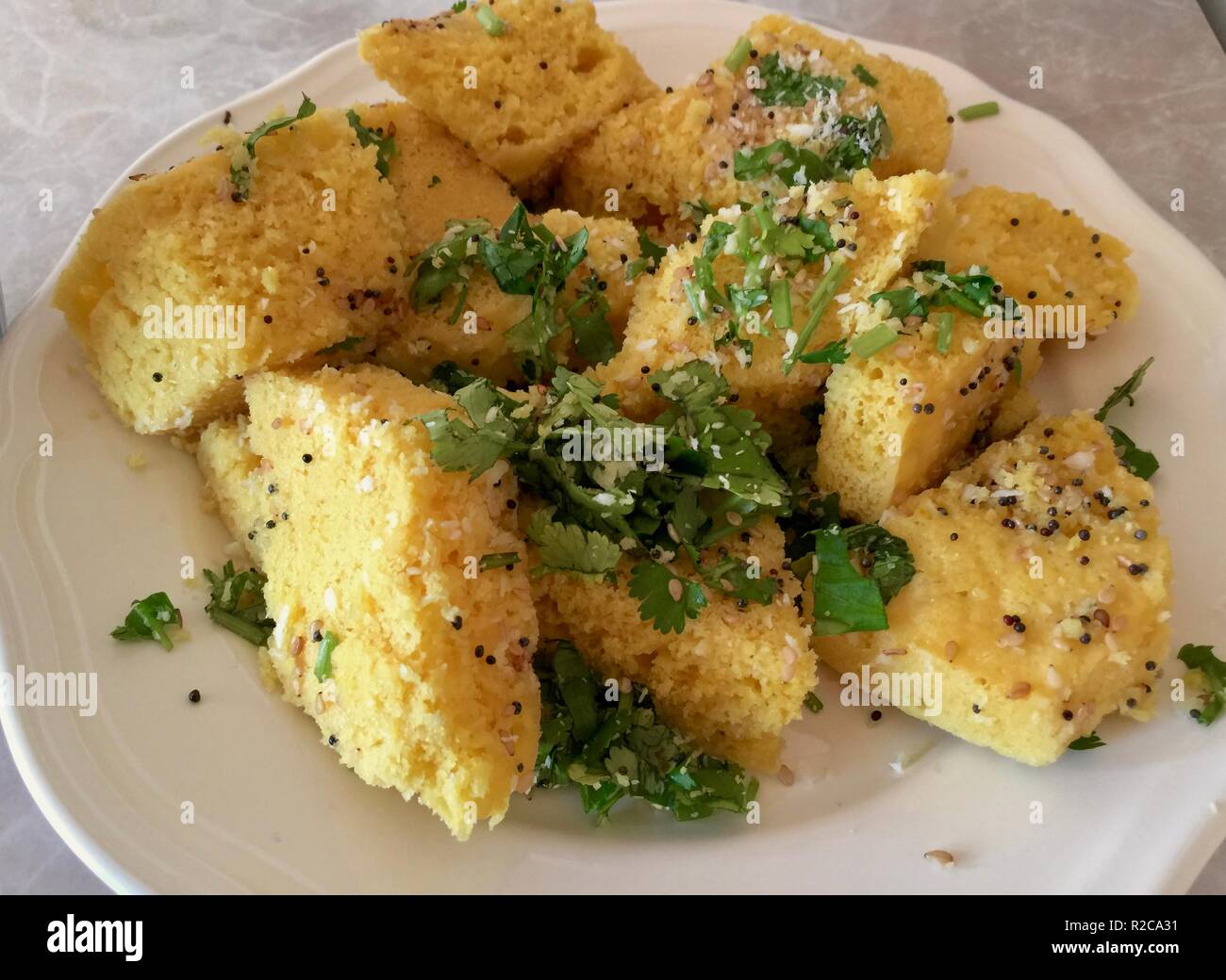 Tradizionale Indiano snack salato con coriandolo fresco Foto Stock