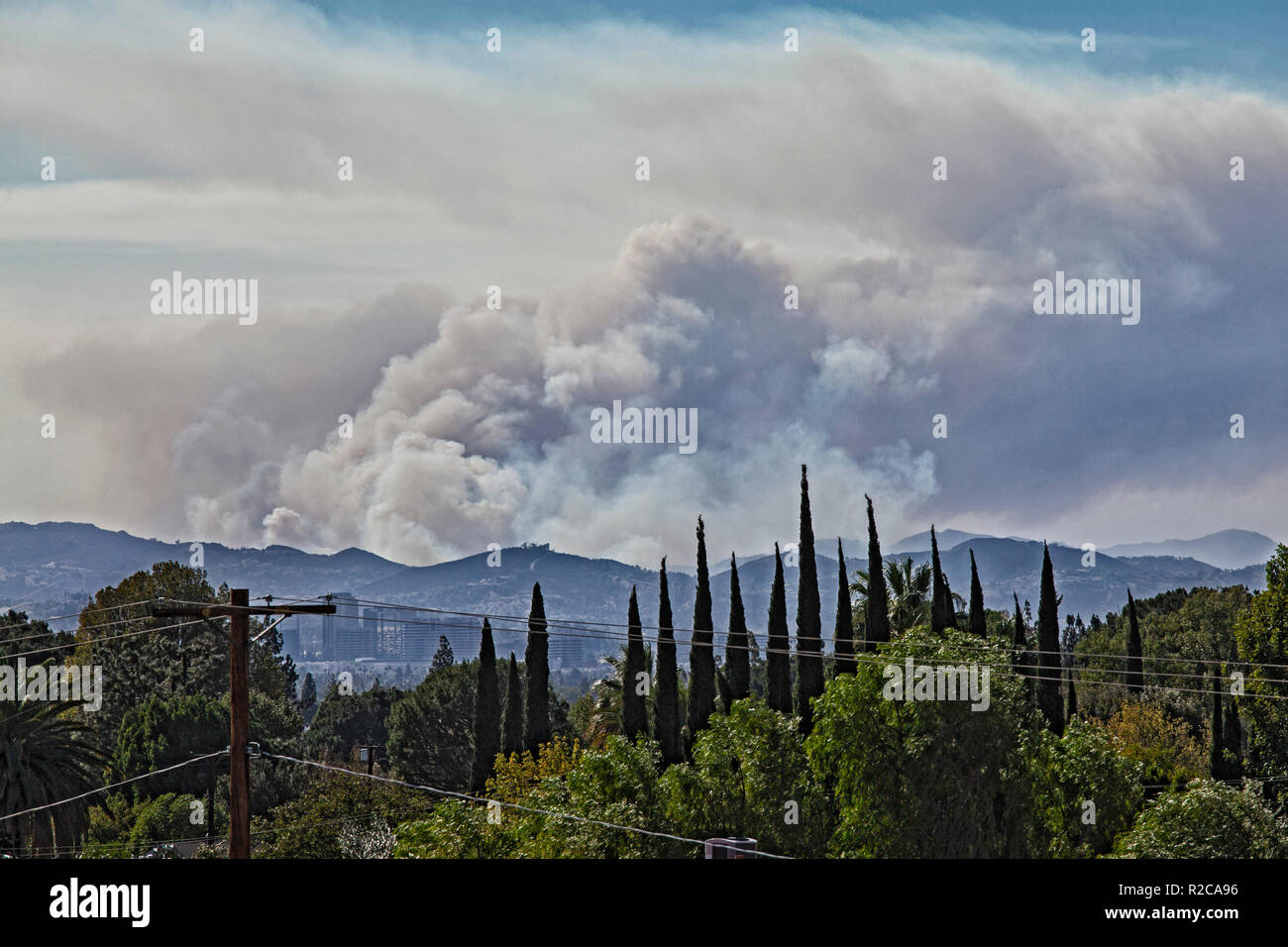 La Woolsey wildfire su Novembre 11. Il fuoco è iniziato il 8 novembre 2018 e ha bruciato oltre 98.000 acri di terreno, distrutto una stima di 1.100 strutture e ha ucciso 3 persone a Los Angeles e Ventura Le contee e le specie colpite duramente area di Malibu. In California, Stati Uniti d'America Foto Stock