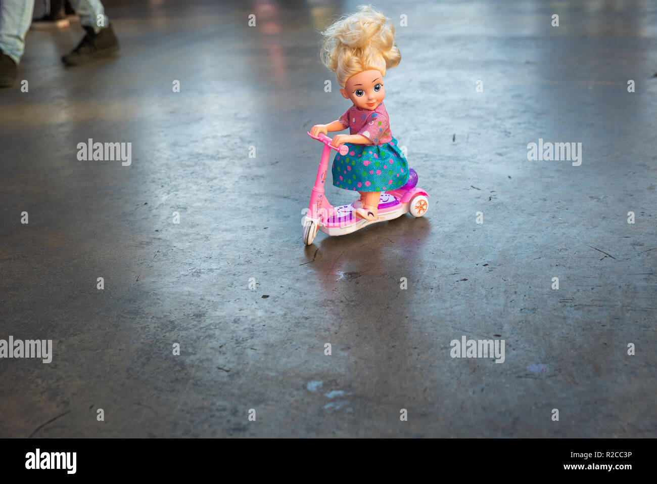 Giocattolo bambola femmina a cavallo di uno scooter nei pressi di Santee Alley nel centro di Los Angeles, California. Foto Stock
