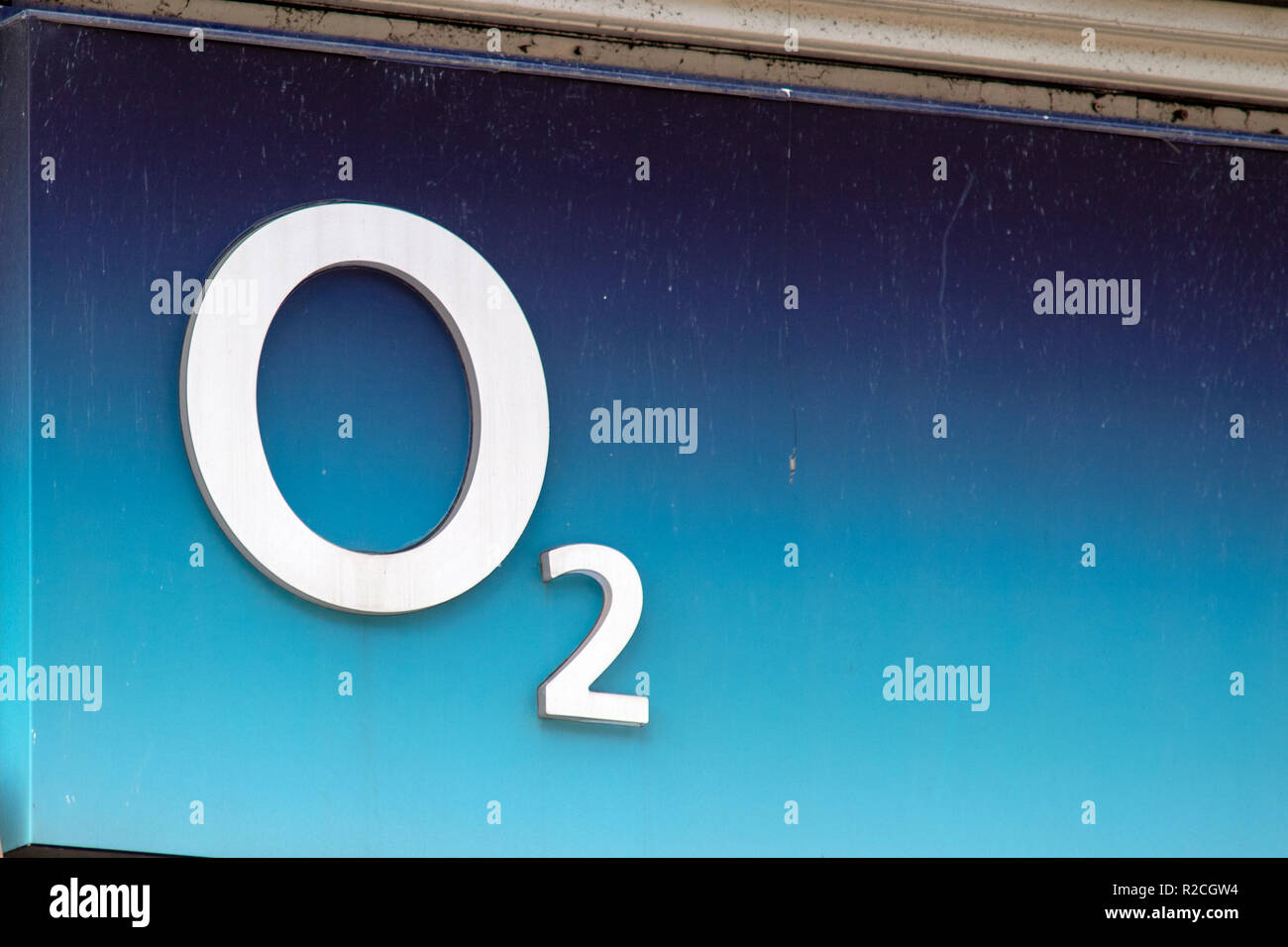 O2 logo su un segno a un O2 Shop Foto Stock