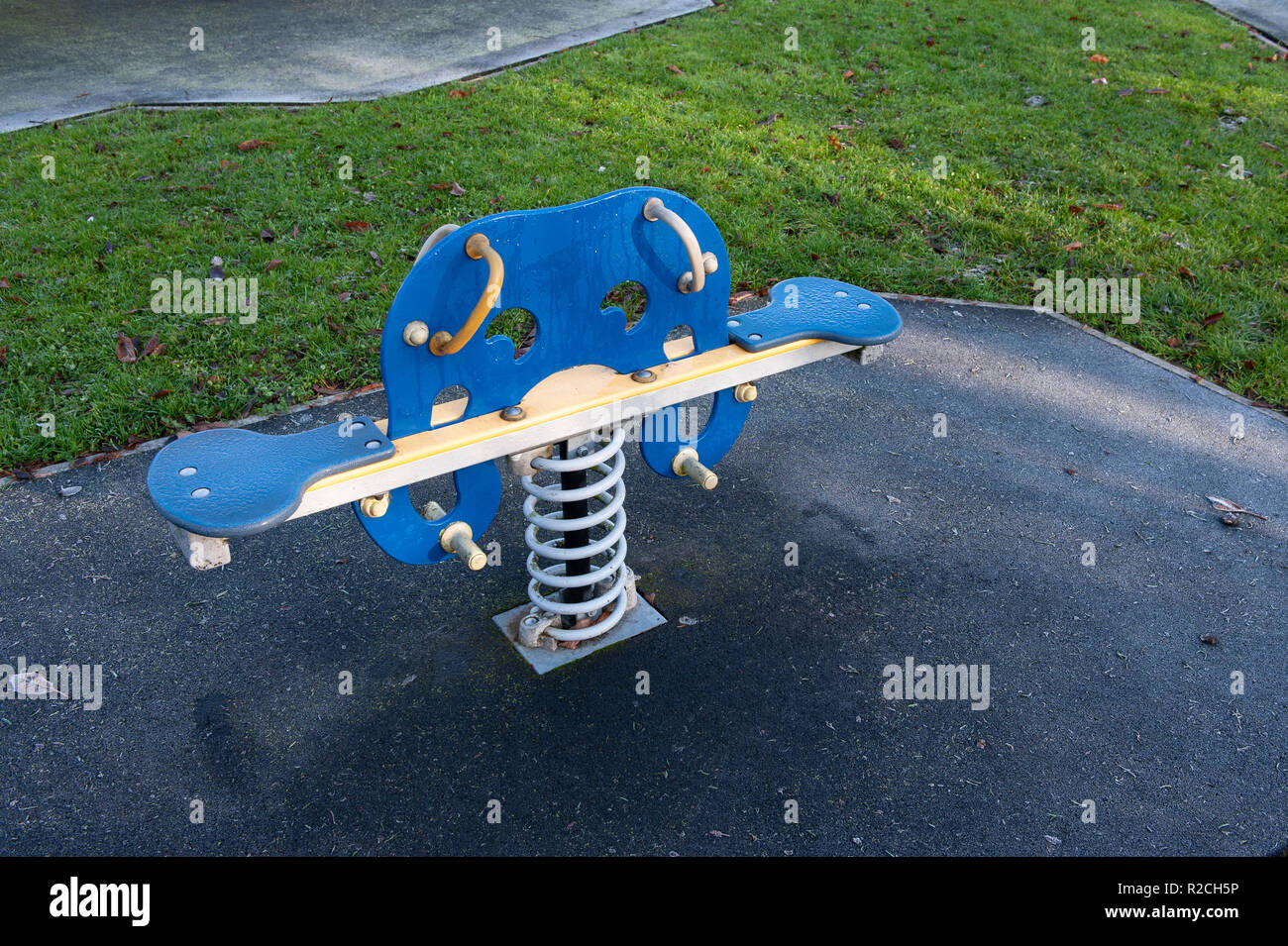 Le attrezzature gioco per bambini nel parco locale, Westbury, Wiltshire, Regno Unito. Foto Stock