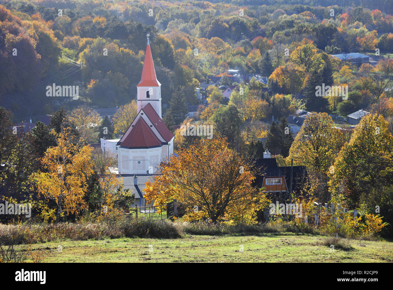 Chiesa in Pernek, Slovacchia village con la foresta Foto Stock