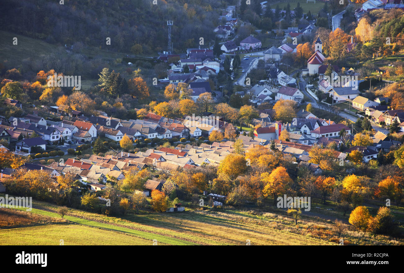 La Slovacchia villaggio al tramonto di autunno paesaggio con casa - Plavecke Podhradie Foto Stock