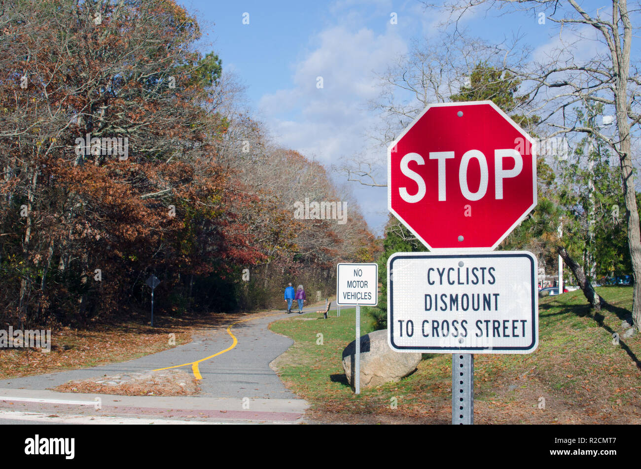 Mare splendente Bikeway firmare con il segnale di arresto, n. veicoli a motore segno e i ciclisti smontare a Cross Street in Falmouth, Cape Cod, Massachusetts, STATI UNITI D'AMERICA Foto Stock