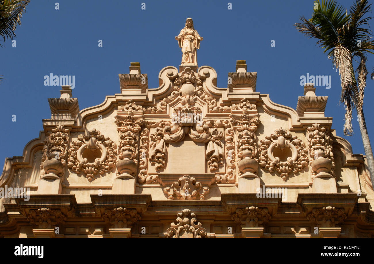 I dettagli architettonici e intagli sul lato esterno della Casa del Prado edificio (ricostruzione storica) in Balboa Park di San Diego, California. Foto Stock