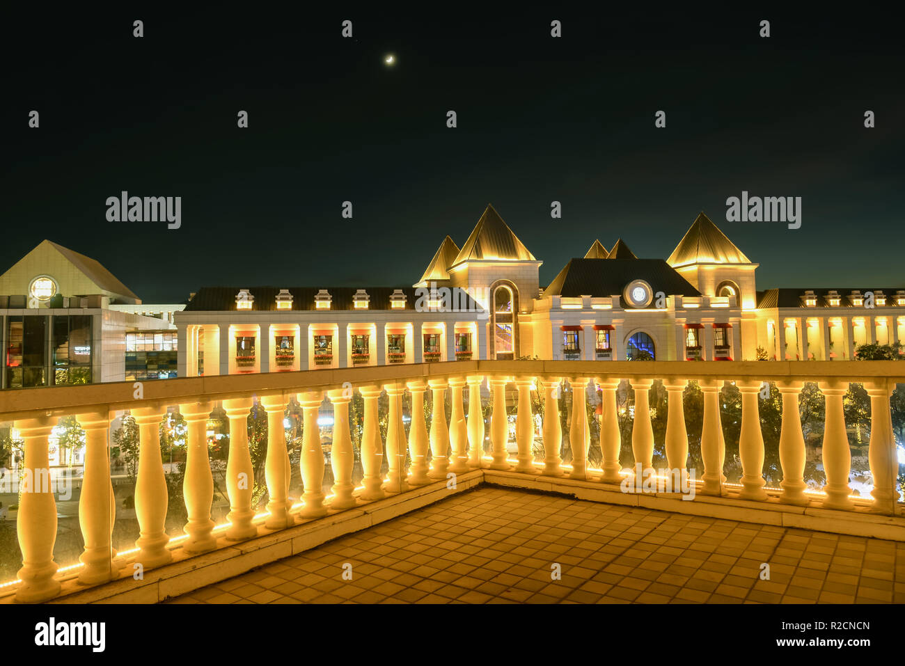 Park 1903 architettura europea balcone vista notturna Foto Stock