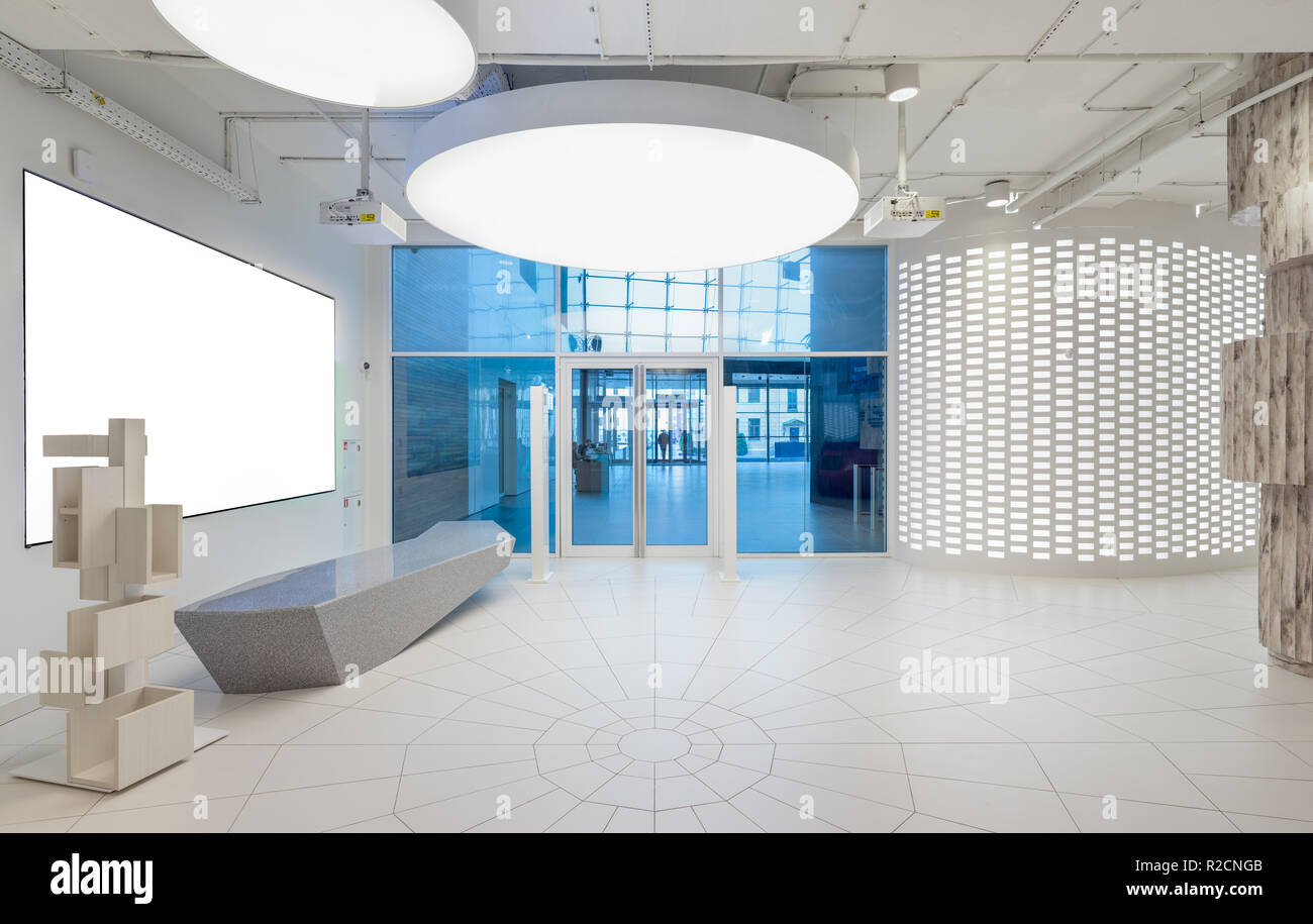 Moderno banco della reception in conteporary lobby dell ufficio business interno con schermate vuote. Includere il percorso di clipping intorno a schermo Foto Stock