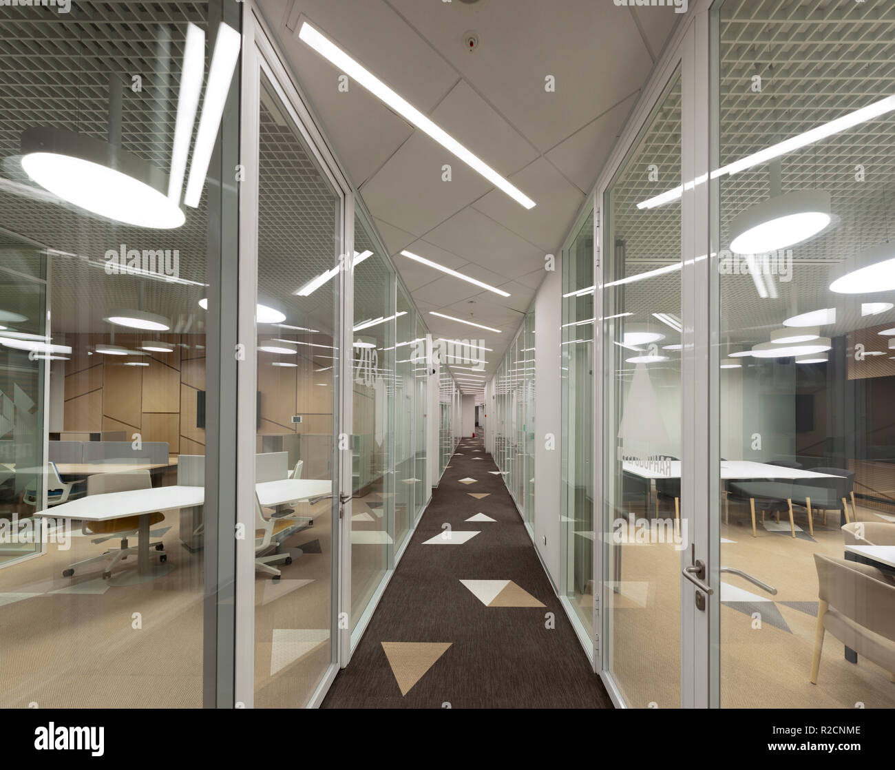 Ufficio moderno interno. Ufficio corridoio con parete di vetro e camere ufficio Foto Stock