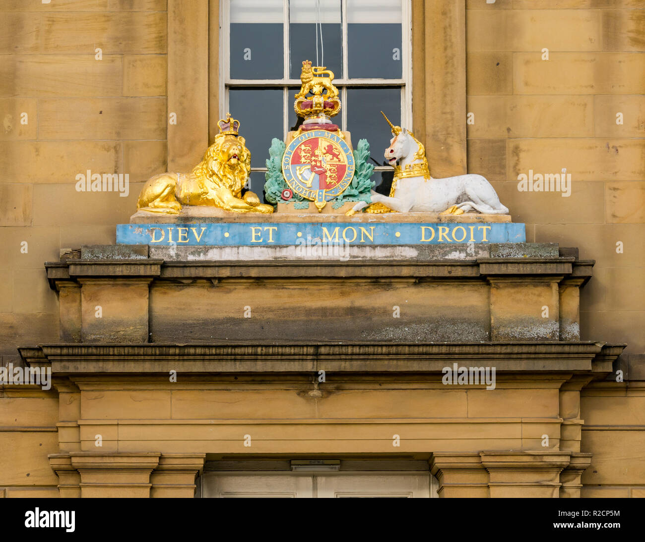 Dieu et mon Droit, Dio e il mio diritto, stemma reale e il motto sulla porta, Trinity Chambers, Newcastle, England, Regno Unito Foto Stock