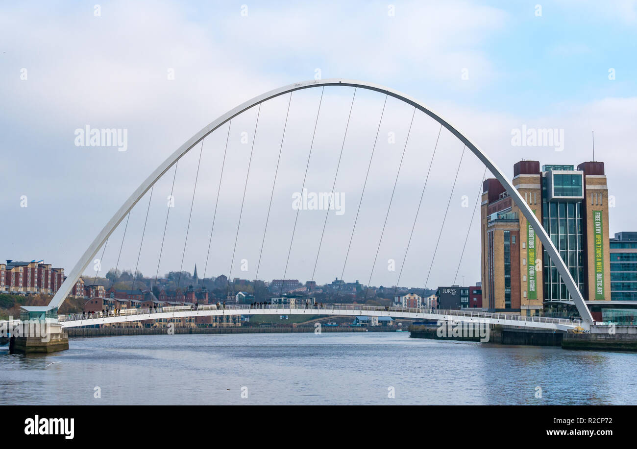 Baltic mulino di farina ora centro di esposizione di arte e pedone Gateshead Millennium Bridge, Newcastle Upon Tyne, England, Regno Unito Foto Stock