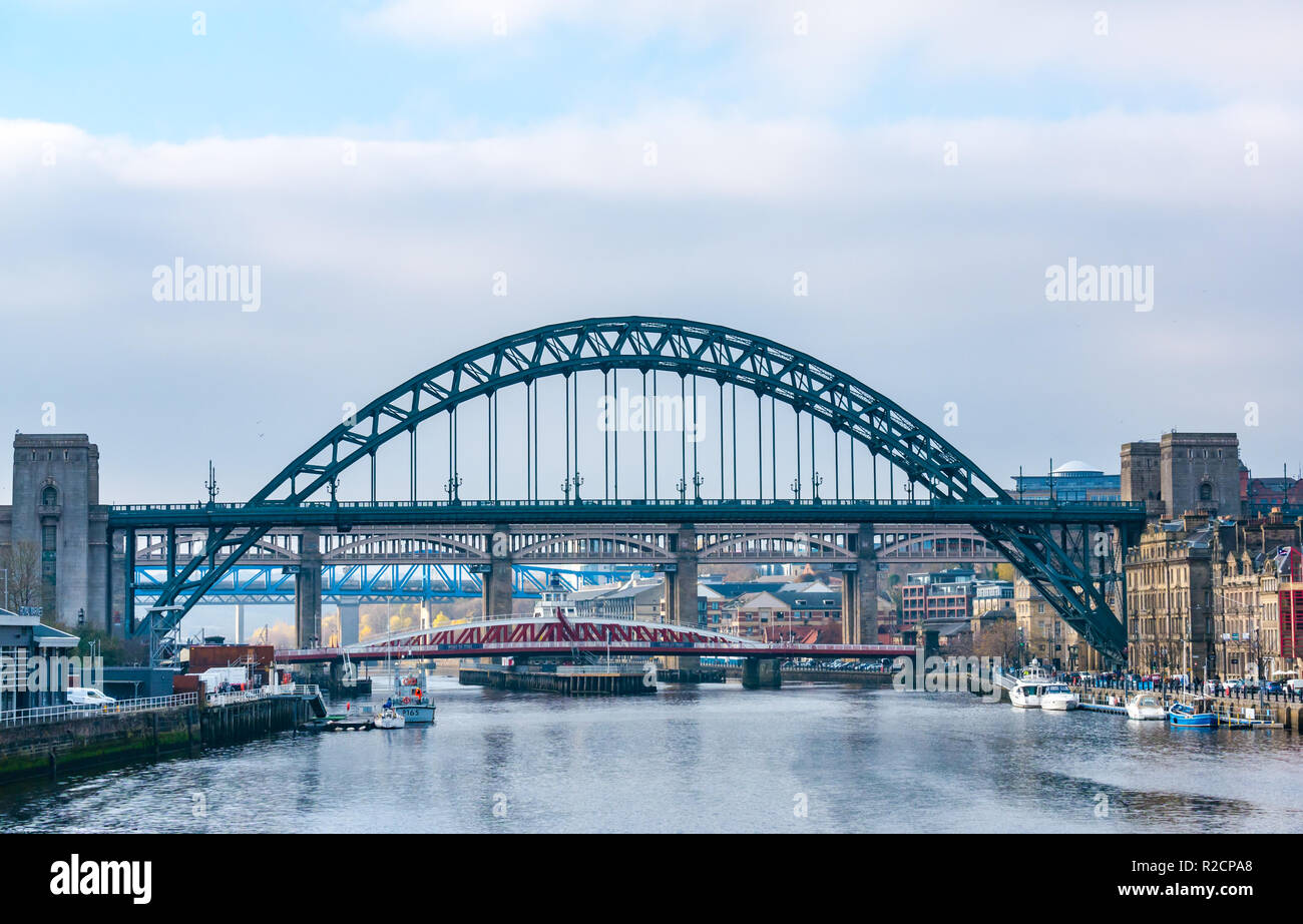 Ponti sul fiume Tyne, ponte girevole, Tyne Bridge e alto livello ponte, Newcastle Upon Tyne, England, Regno Unito Foto Stock