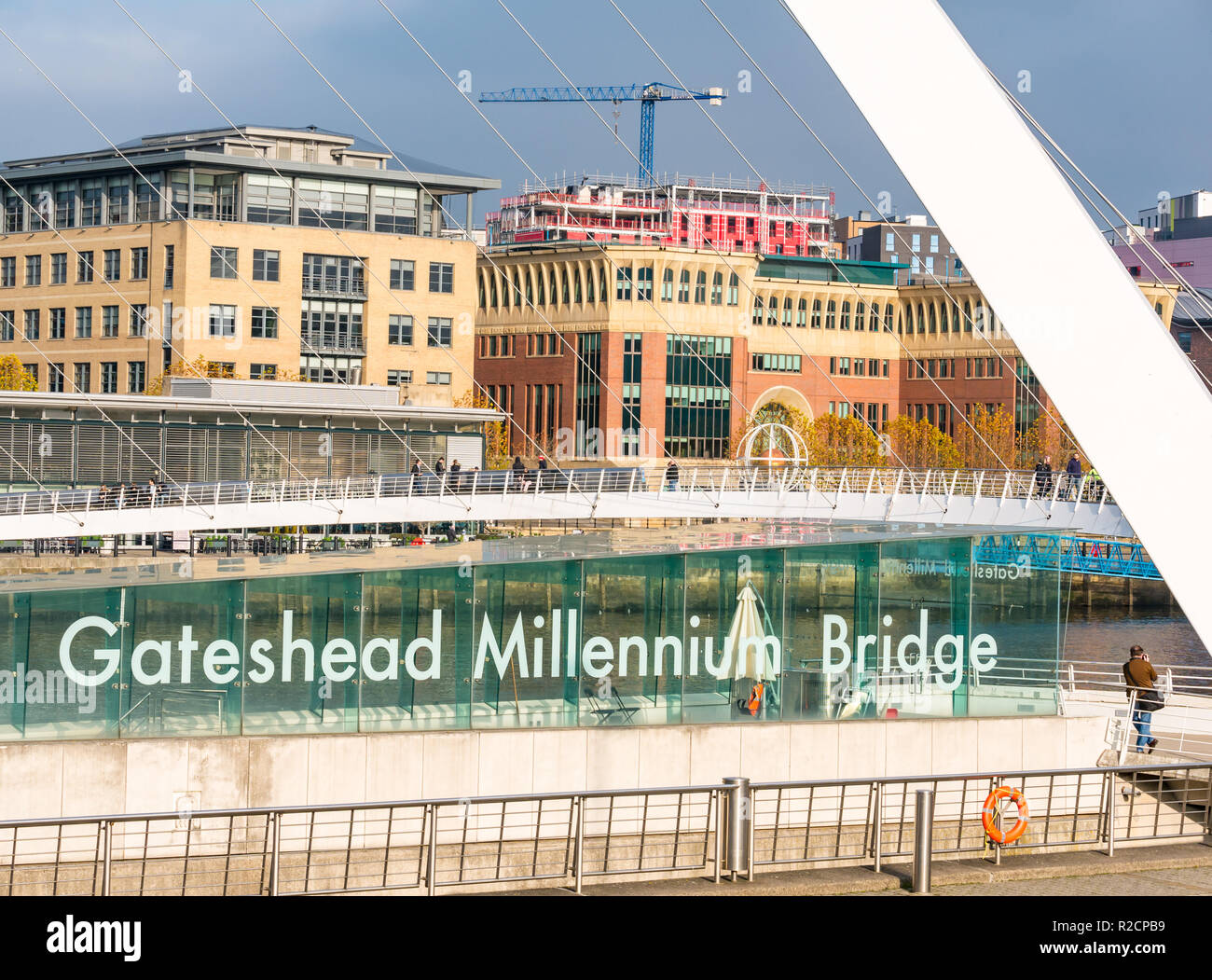 St Ann's Wharf e pedone Gateshead Millennium Bridge, Newcastle Upon Tyne, England, Regno Unito Foto Stock