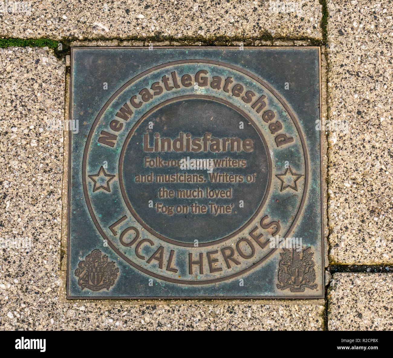 Targa di bronzo in onore di Newcastle Gateshead e ispirare le persone di 60 anni passati, Lindisfarne band, Quayside. Newcastle Upon Tyne, England, Regno Unito Foto Stock