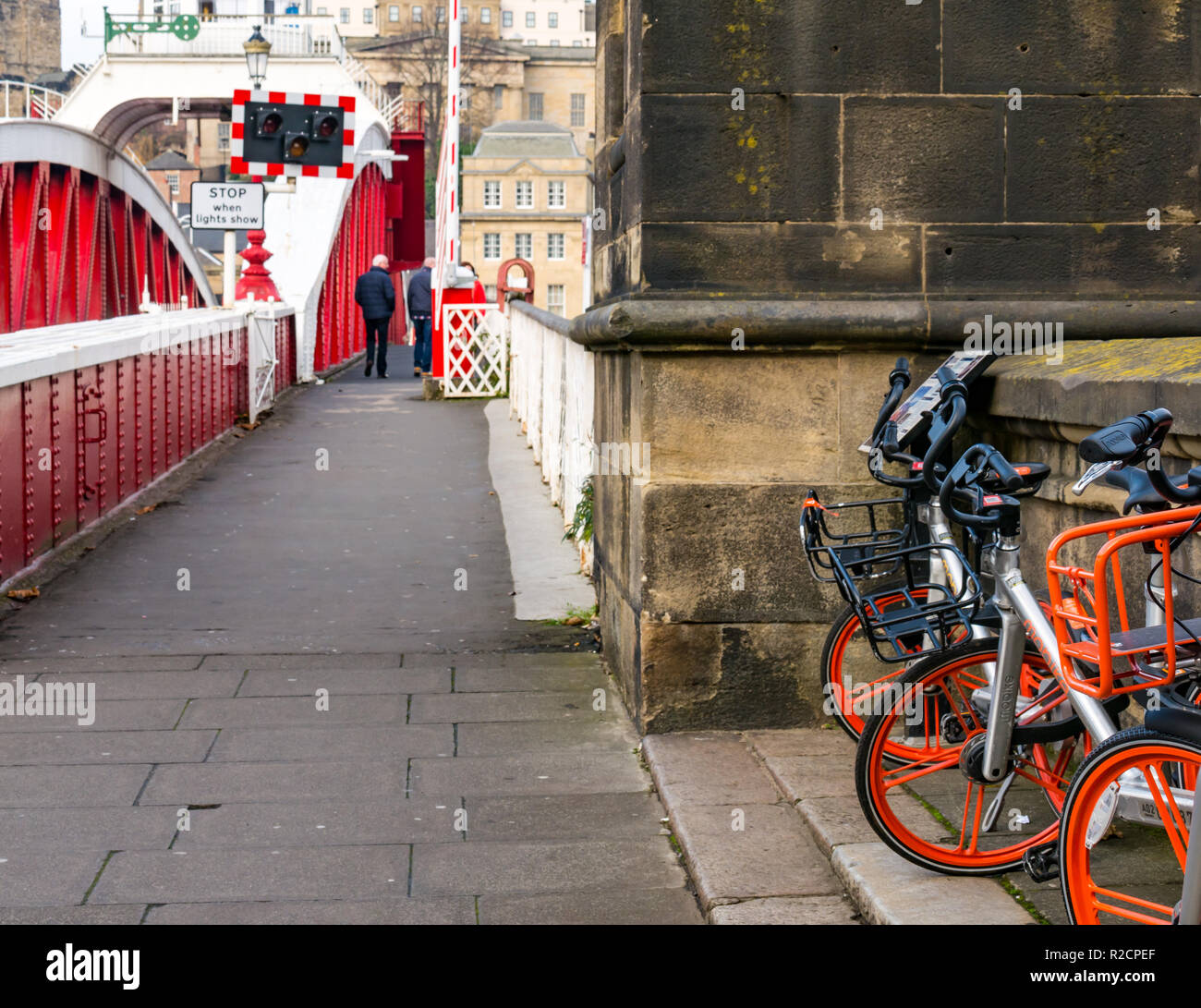 Il vecchio ponte girevole con Mobike biciclette a noleggio, Fiume Tyne, Newcastle Upon Tyne, England, Regno Unito Foto Stock