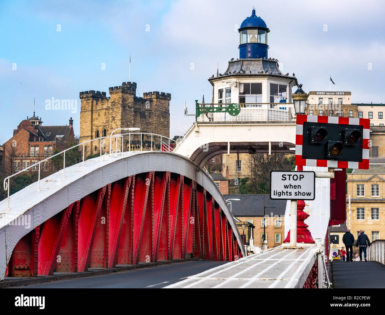 Il vecchio ponte girevole con castello e St Nicholas Cathedral guglia, Fiume Tyne, Newcastle Upon Tyne, Inghilterra, Regno Unito Tyne, England, Regno Unito Foto Stock
