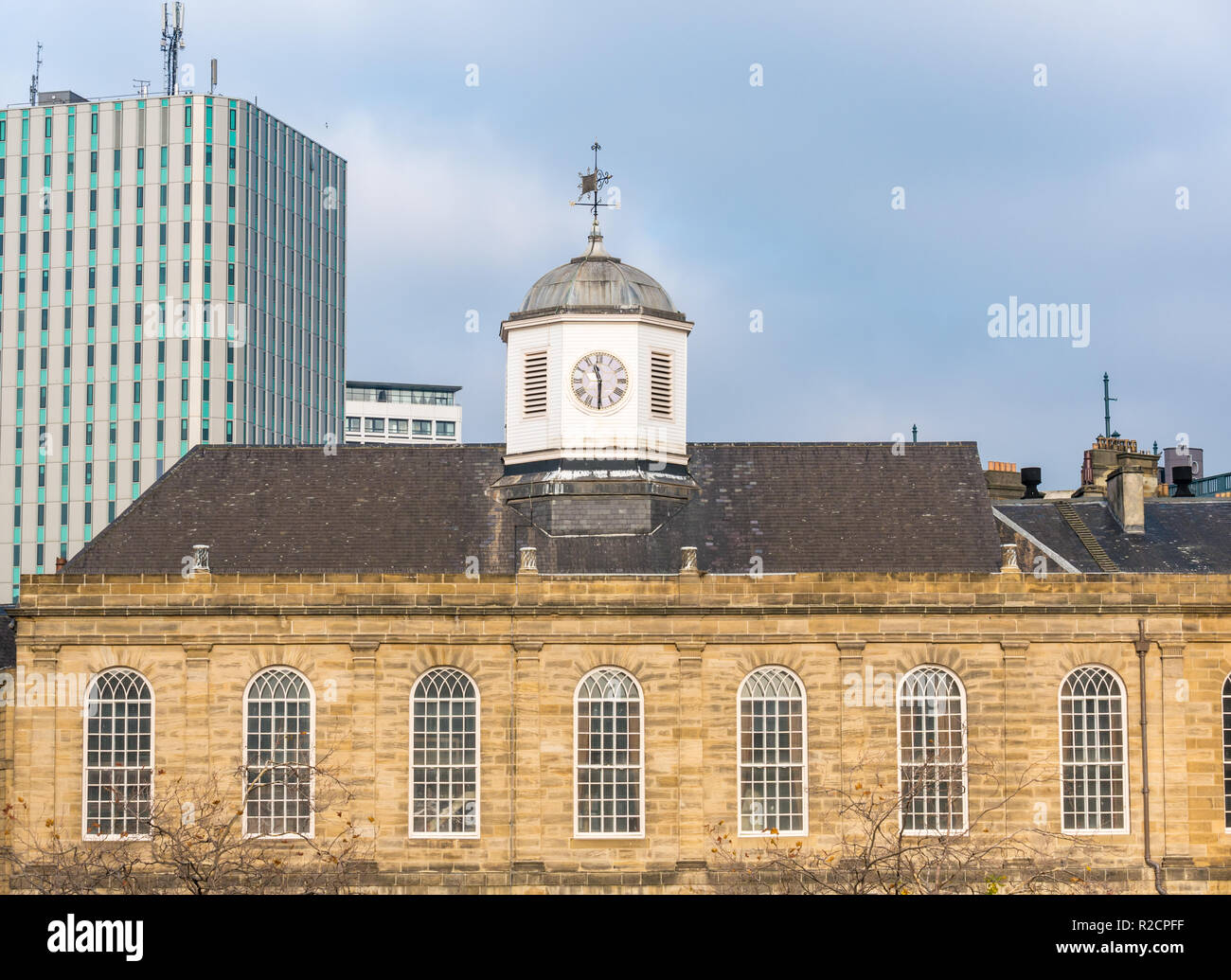 La torre dell'orologio di Guildhall, il Quayside, Newcastle Upon Tyne, England, Regno Unito Foto Stock