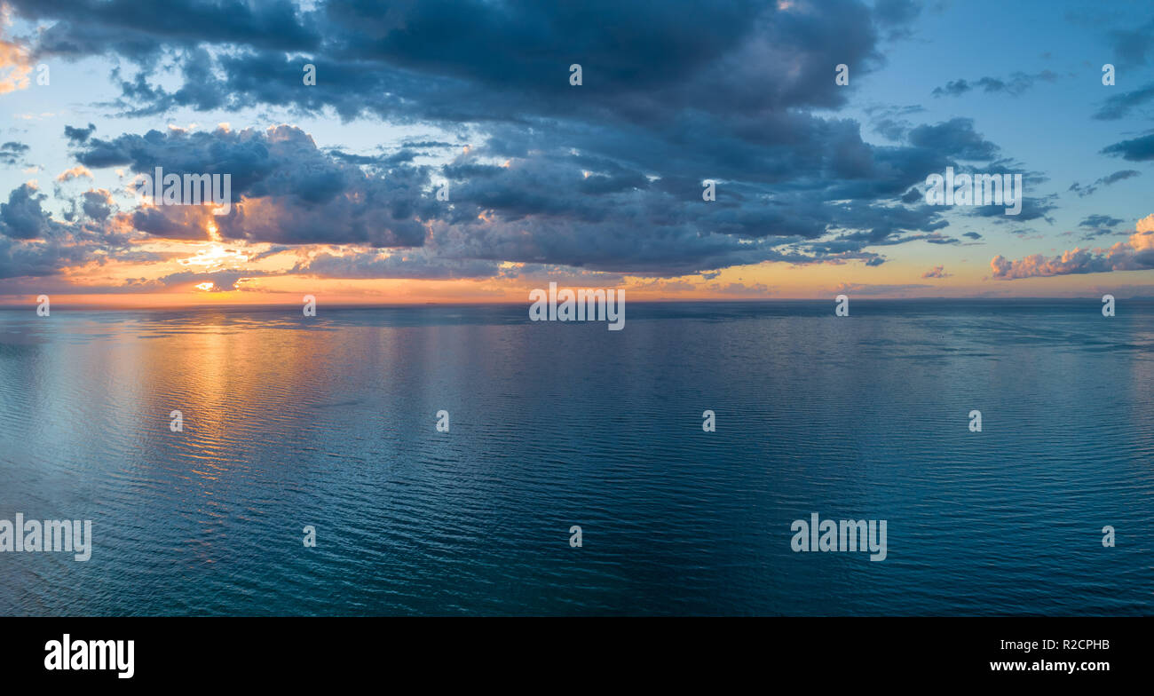 Bellissimo tramonto sul mare - Panoramica aerea seascape Foto Stock