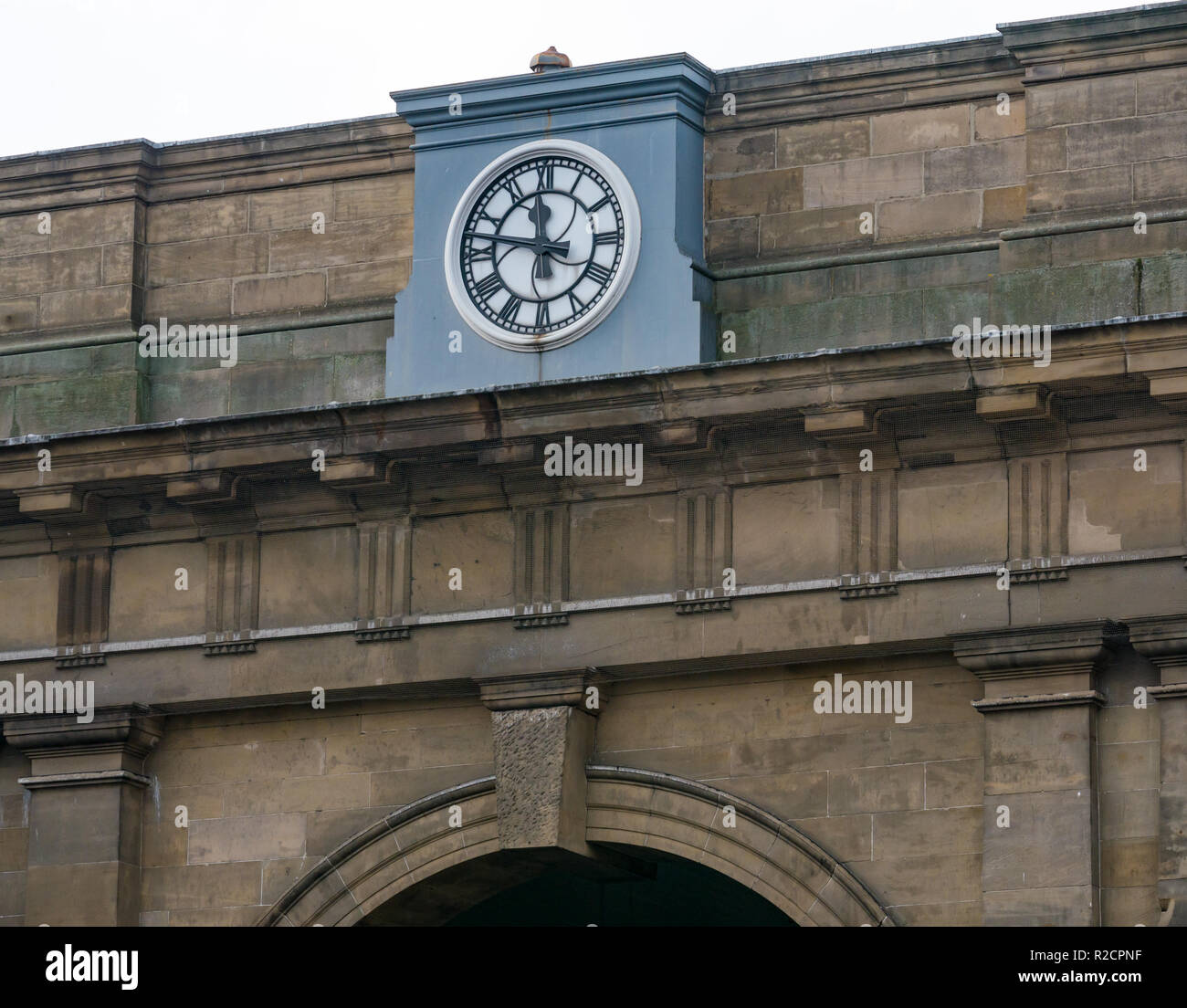 Orologio a Newcastle Central principale stazione ferroviaria, Newcastle Upon Tyne, Inghilterra, Regno Unito mostra ora del giorno a dieci a dodici o 11.50am Foto Stock