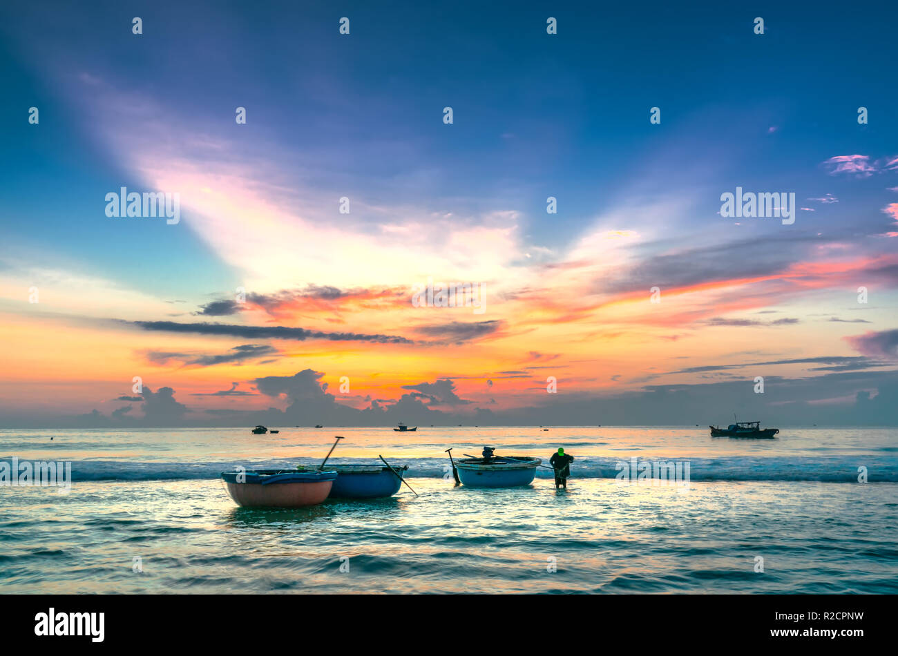 Pescatori salpati con canestro al mattino, quando il sole stava pescando per nutrire le loro famiglie nel villaggio di pescatori di Phan Thiet, Foto Stock