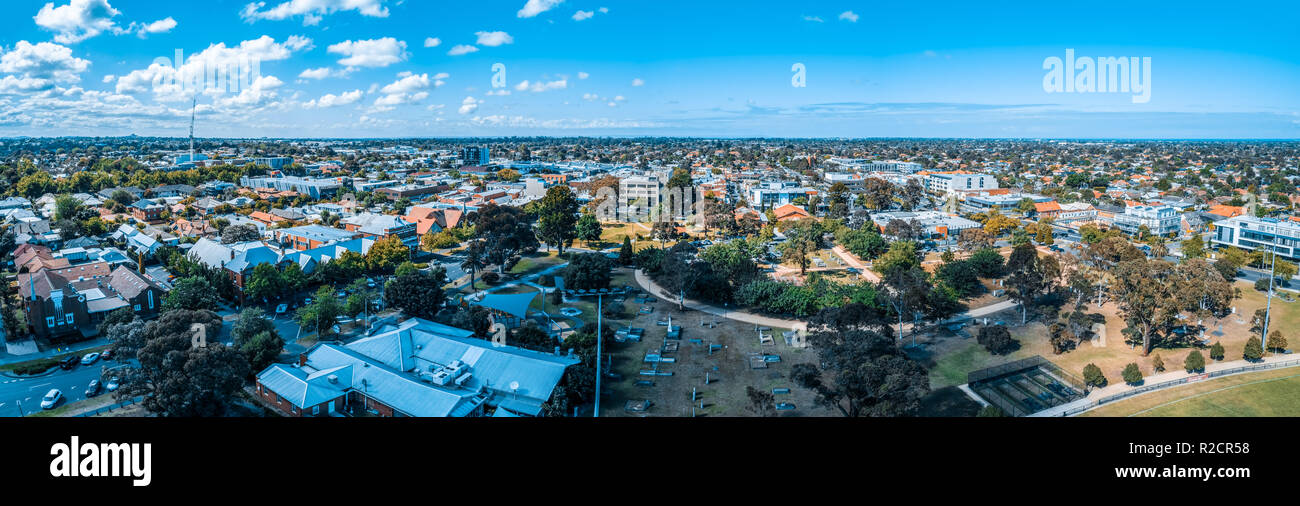 Panoramica aerea della periferia di Melbourne sul luminoso giorno di estate Foto Stock