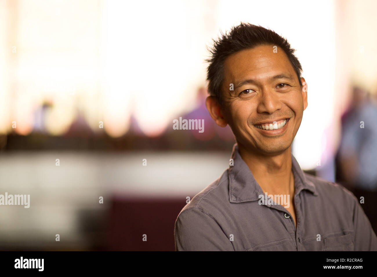 Ritratto di un sano medioevo uomo asiatico sorridente. Foto Stock