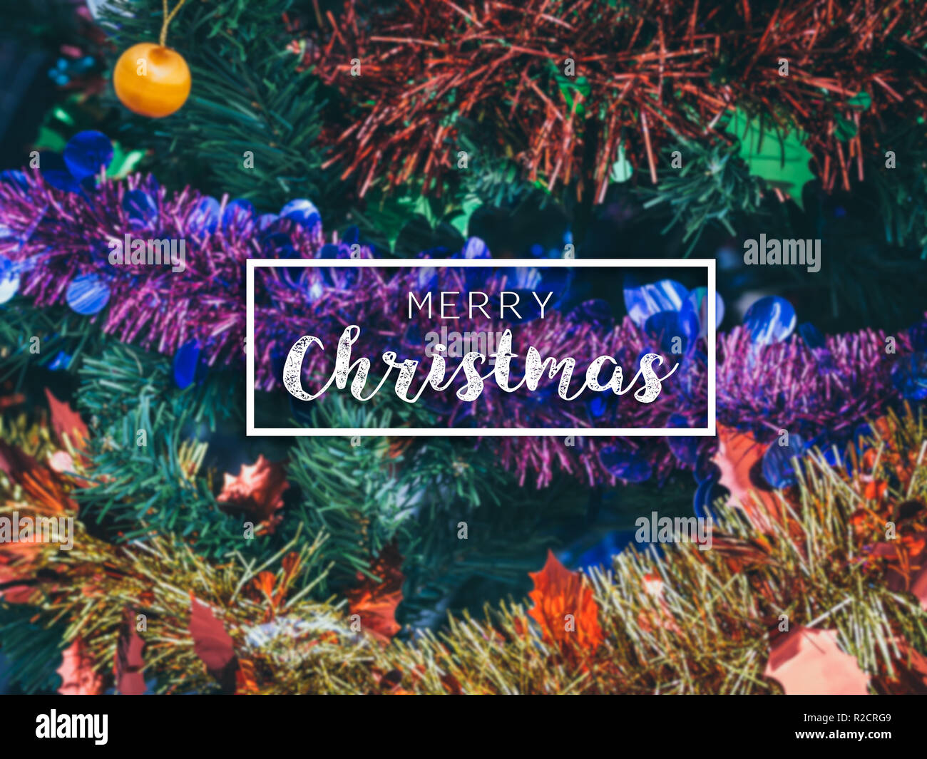 Errori tipografici Merry Christmas Banner. Colorato sfondo di Natale con  ornamento di Natale prop decorazione su albero di Natale sfondo Foto stock  - Alamy
