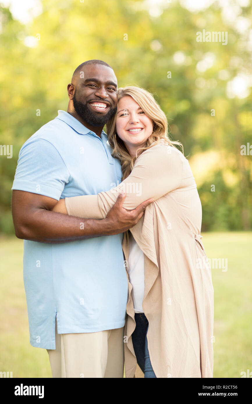 Amare razza mista giovane costeggiata e ridere. Foto Stock