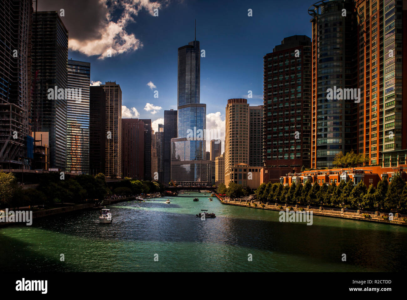 Guardando in giù il fiume Chicago Foto Stock