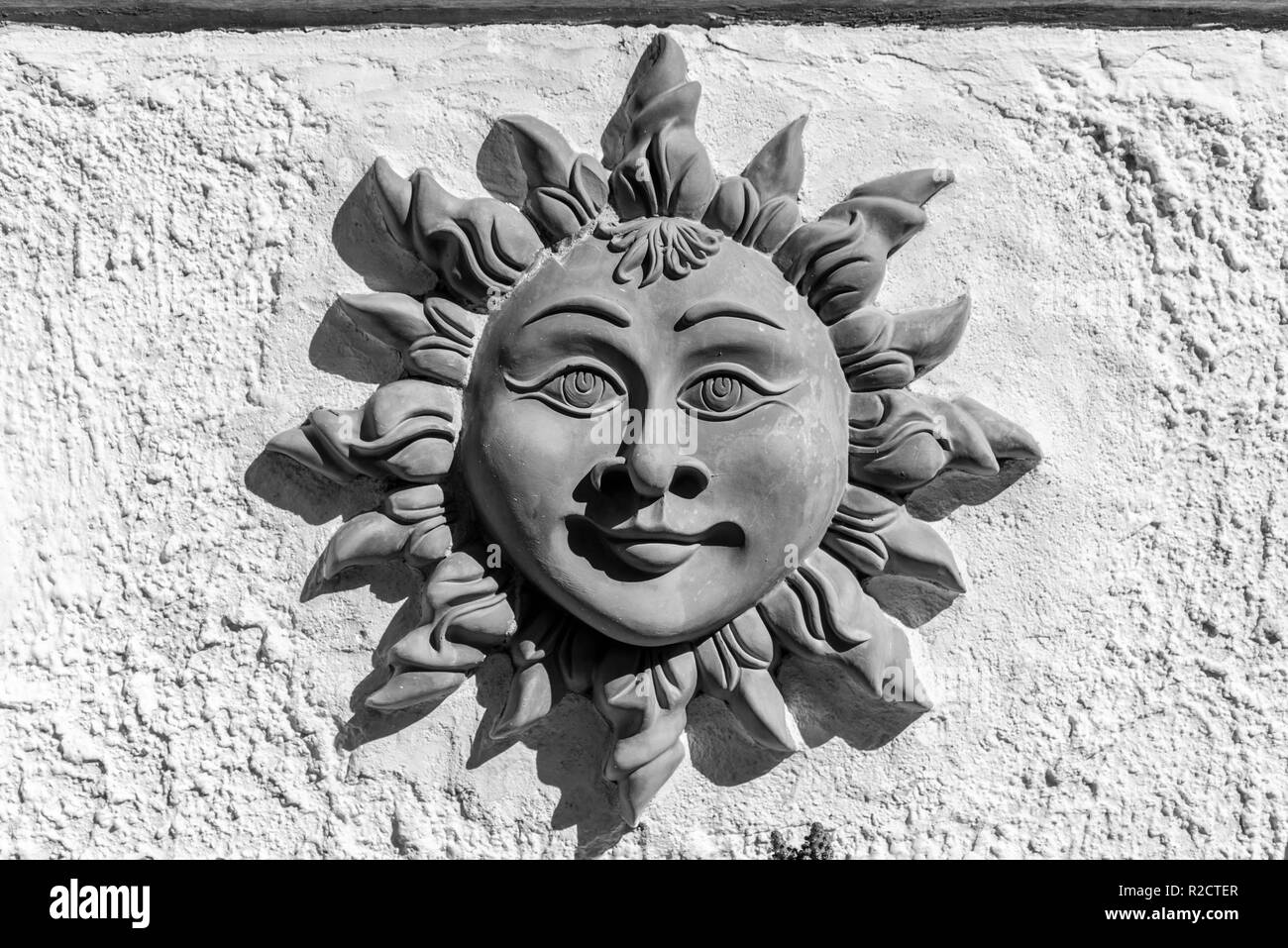 Una decorazione che rappresenta il sole al di fuori di una casa in Scopello in Sicilia, Italia Foto Stock