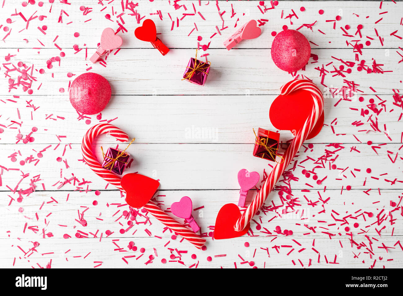 Le decorazioni a forma di cuore in bianco sullo sfondo di legno, vista dall'alto Foto Stock