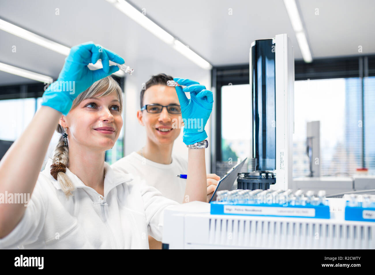 Maschio senior researcher di effettuare attività di ricerca scientifica in laboratorio utilizzando un gascromatografo (SHALLOW DOF; dai toni di colore immagine) Foto Stock