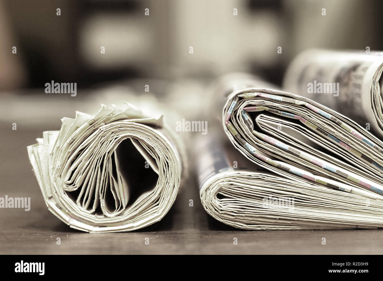 Mattina i quotidiani e le riviste sul tavolo in ufficio. Ultime notizie finanziarie ed economiche in quotidiani. Pagine con notizie, articoli, foto, testo Foto Stock