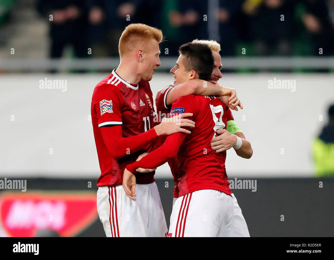 BUDAPEST, Ungheria - 18 novembre: Adam Nagy di Ungheria #8 celebra il suo obiettivo con Zsolt Kalmar di Ungheria #11 e Balazs Dzsudzsak di Ungheria [R] durante la UEFA Nazioni League group stage match tra Ungheria e Finlandia a Groupama Arena sul Novembre 18, 2018 a Budapest, Ungheria. Foto Stock