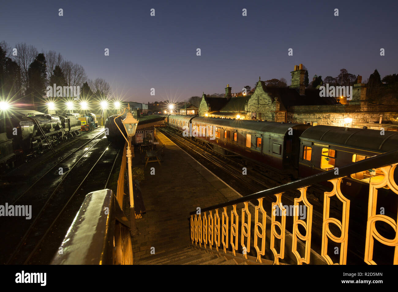 Bridgnorth, Regno Unito. 18 Novembre 2018. Tempo in Gran Bretagna: I cieli limpidi continuano nella notte causando una drastica diminuzione delle temperature in questa serata di novembre alla stazione Bridgnorth della Severn Valley Railway. I faretti della stazione bruciano brillantemente mentre l'ultimo treno d'epoca del giorno lascia la piattaforma per Kidderminster. Credit: Lee Hudson/Alamy Live News Foto Stock