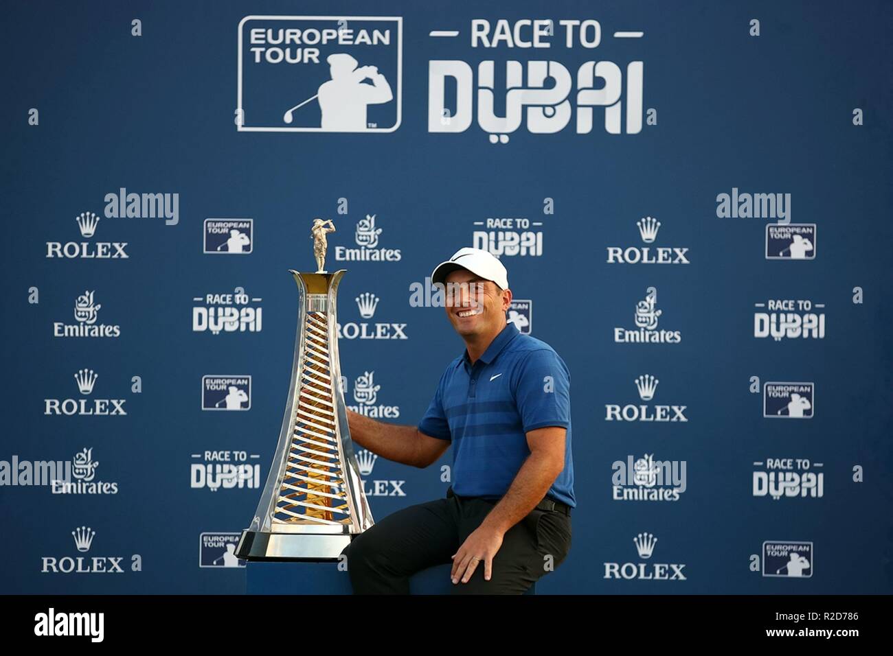 Dubai, Emirati Arabi Uniti. Xviii Nov, 2018. L'Italia Francesco Molinari pone con la gara al trofeo di Dubai durante il giorno quattro del DP World Tour Championship con Jumeirah Golf Estates in Dubai Emirati Arabi Uniti, nov. 18, 2018. Credito: Mahmoud Khaled/Xinhua/Alamy Live News Foto Stock